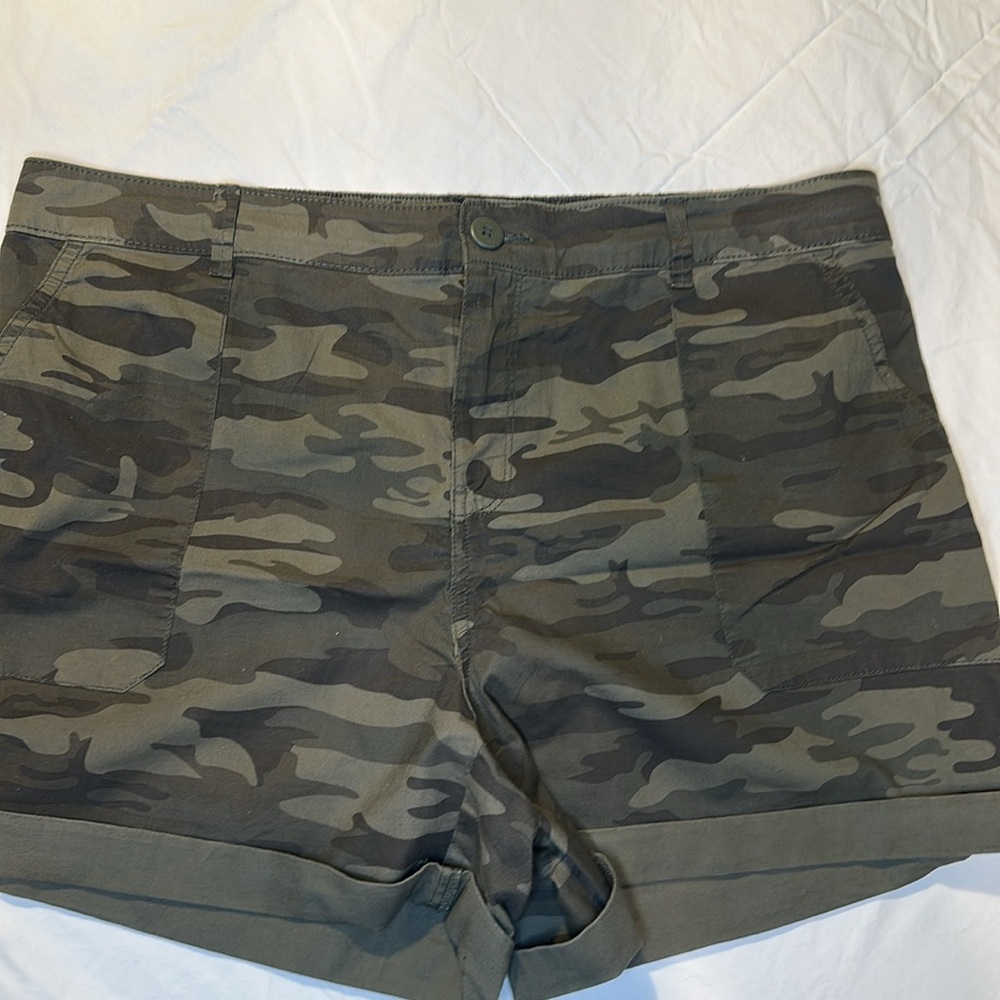 Social Standard by Sanctuary Camo Green Women's XXL Shorts - Picture 1 of 8